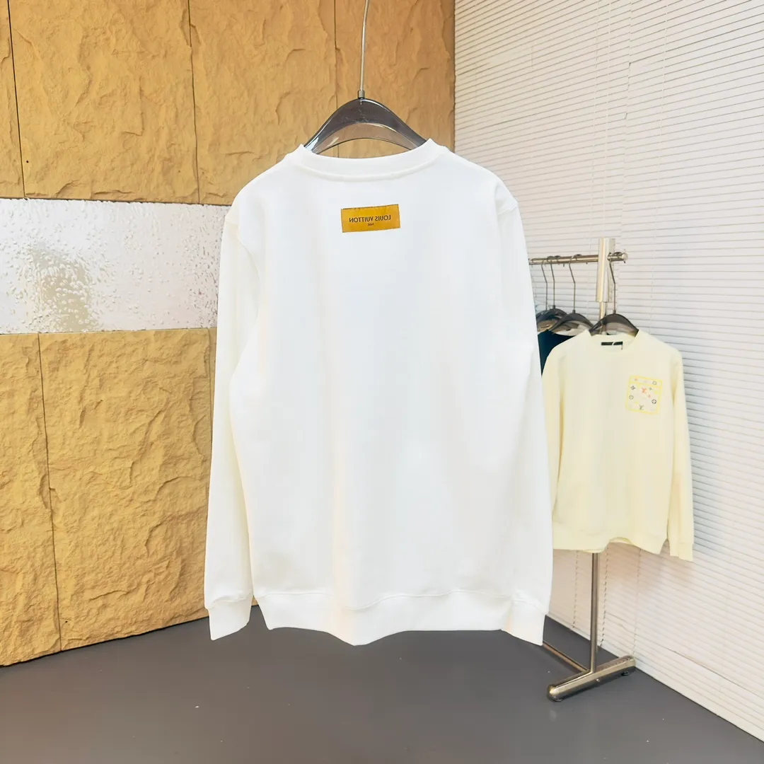 🅿️320 Brand: Louis Vuitton🤳𝗟𝗩 Fabric: ☑️Made of 440g double-strand pure cotton terry👕 Fabric: ☑️Thread with 1*1 double yarn thread. 🔜Comes with dyeing in the same tank. Craftsmanship: ☑️The embroidery uses 3D three-dimensional embroidery technology, 🇧🇫The original computer scan and print is restored 1:1. The pattern is clear and the needle count is dense. It is a rare high-end product on the market! 🇲🇩All three standards are complete! Size: ☑️S 〰️M 〰️L 〰️XL 〰️XXL